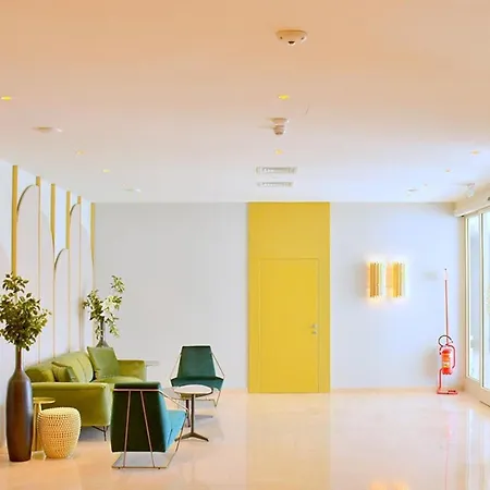 Spacious Flat With A Bright Terrace Апартаменты *
